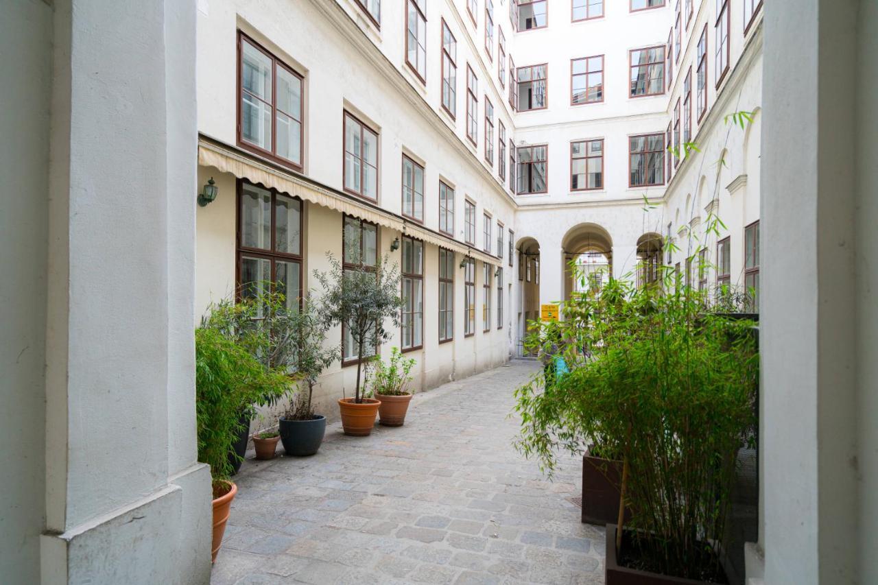 Vienna Residence, Volkstheater - Parliament Exterior foto